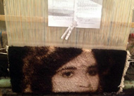 عکس تابلو فرش دستباف روی دار قالی در حال بافت در گالری فرش نریمانی تبریز